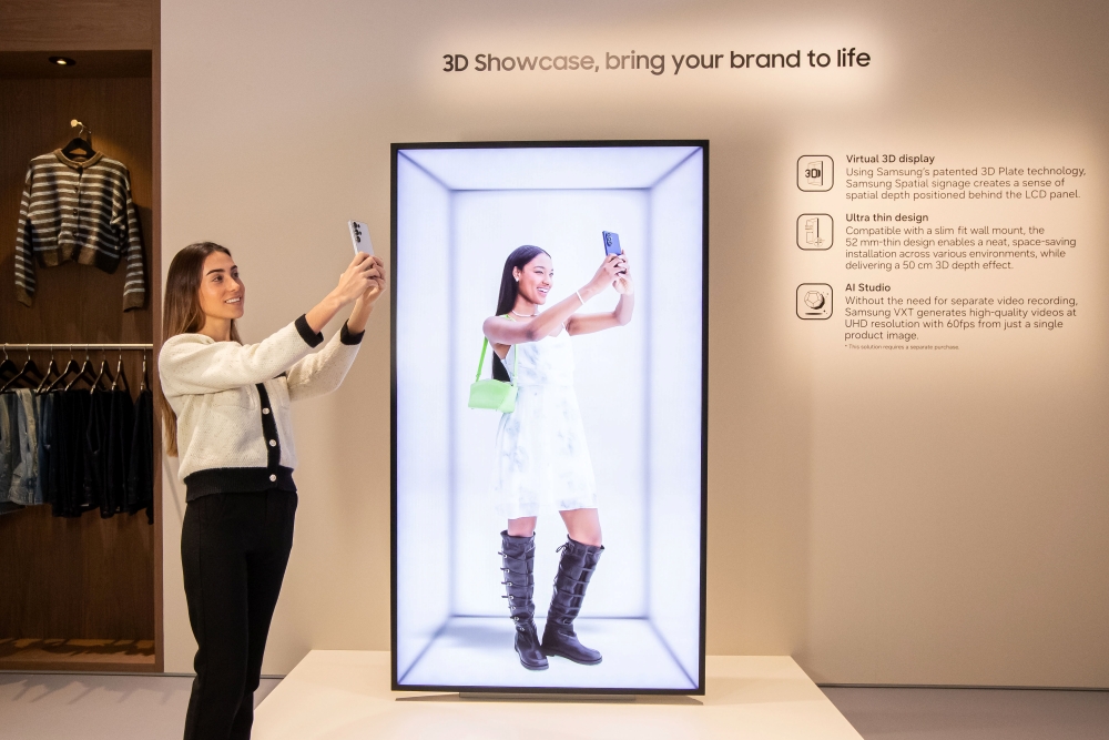 Samsung lleva la cartelería digital al 3D con una nueva pantalla para empresas