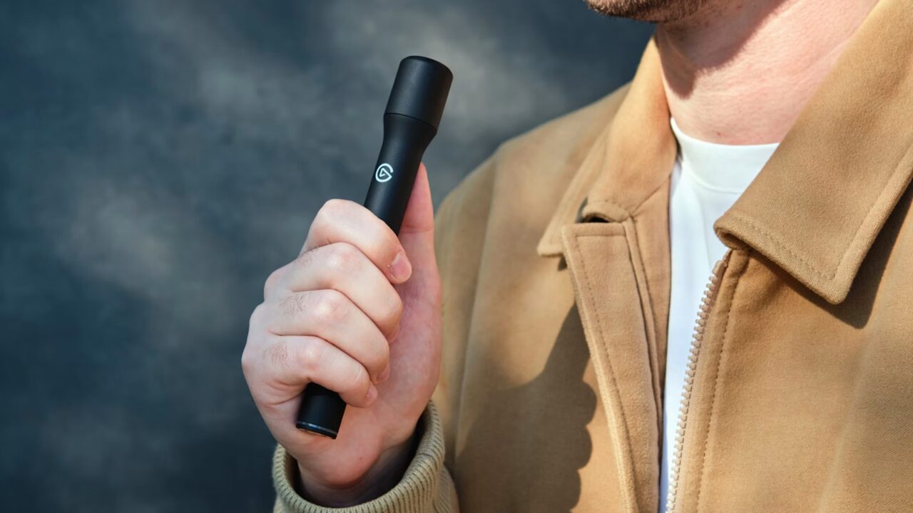 Elgato presenta Wave Go: un micrófono inalámbrico que se transforma de solapa a mano
